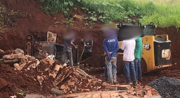 Operador de mini escavadeira fica ferido após muro de residência cair sobre veículo Operador de mini escavadeira fica ferido após muro de residência cair sobre veículo