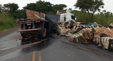 Caminhão trator transportando material reciclado sofre acidente na BR-354 entre Patos de Minas e Lagoa Formosa Caminhão trator transportando material reciclado sofre acidente na BR-354 entre Patos de Minas e Lagoa Formosa