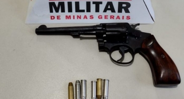 Carmo do Paranaíba – Adolescente de 15 anos é apreendido no bairro Santa Cruz com arma de fogo Carmo do Paranaíba – Adolescente de 15 anos é apreendido no bairro Santa Cruz com arma de fogo