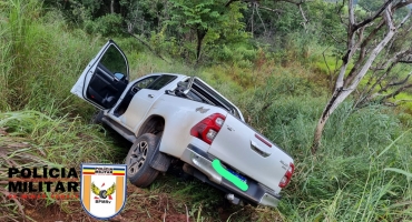 Idoso cochila ao volante, perde controle direcional e caminhonete cai em ribanceira na MGC-354 em Patos de Minas Idoso cochila ao volante, perde controle direcional e caminhonete cai em ribanceira na MGC-354 em Patos de Minas