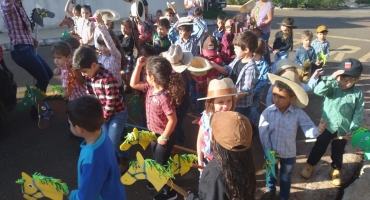 Escola Municipal André Luiz de Carvalho Coelho realiza projeto alusivo a Festa do Feijão Escola Municipal André Luiz de Carvalho Coelho realiza projeto alusivo a Festa do Feijão