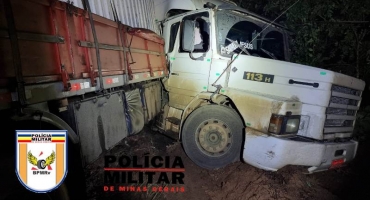 Motorista de carreta perde controle direcional do veículo e sai da pista na MG-410, em Presidente Olegário Motorista de carreta perde controle direcional do veículo e sai da pista na MG-410, em Presidente Olegário