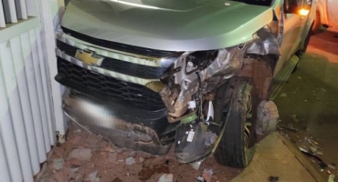 Motorista avança parada obrigatória e provoca acidente entre caminhonetes em Patos de Minas Motorista avança parada obrigatória e provoca acidente entre caminhonetes em Patos de Minas