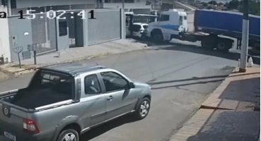 Casa é invadida por carreta desgovernada no bairro Jardim Califórnia em Patos de Minas Casa é invadida por carreta desgovernada no bairro Jardim Califórnia em Patos de Minas