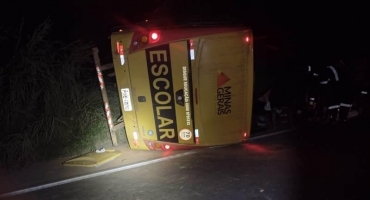Ônibus Escolar da Prefeitura de Serra do Salitre sofre acidente na MG-187 e seis pessoas ficam feridas Ônibus Escolar da Prefeitura de Serra do Salitre sofre acidente na MG-187 e seis pessoas ficam feridas