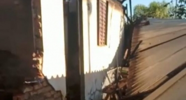 Uma pessoa morre e outra fica ferida durante incêndio em residência no Distrito de São Braz, em Lagamar Uma pessoa morre e outra fica ferida durante incêndio em residência no Distrito de São Braz, em Lagamar