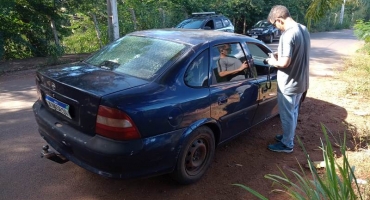 Gangues rivais trocam tiros no bairro Jardim Quebec em Patos de Minas e ação termina com três pessoas detidas e carro cravejado de balas Gangues rivais trocam tiros no bairro Jardim Quebec em Patos de Minas e ação termina com três pessoas detidas e carro cravejado de balas