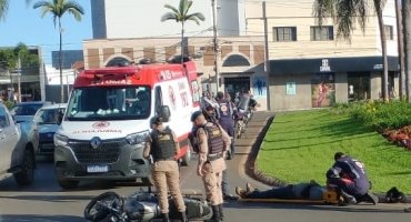 Acidente na Praça Antônio Dias em Patos de Minas deixa motociclista ferido Acidente na Praça Antônio Dias em Patos de Minas deixa motociclista ferido