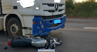 Motoqueiro fica ferido em acidente com carreta na MGC-354 em Patos de Minas Motoqueiro fica ferido em acidente com carreta na MGC-354 em Patos de Minas