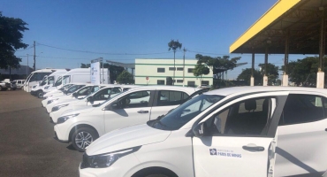 Prefeitura de Patos de Minas recebe novos veículos para compor a frota da Secretaria de Saúde Prefeitura de Patos de Minas recebe novos veículos para compor a frota da Secretaria de Saúde
