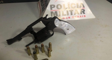 Casal é detido com arma e mandado de prisão em aberto em Patos de Minas Casal é detido com arma e mandado de prisão em aberto em Patos de Minas