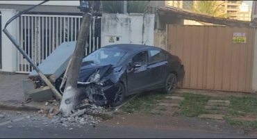 Motorista cochila ao volante e bate carro em poste de iluminação pública em Patos de Minas Motorista cochila ao volante e bate carro em poste de iluminação pública em Patos de Minas