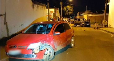 Motorista embriagado e dirigindo veículo possuindo apenas CNH categoria A avança parada obrigatória e prova acidente Motorista embriagado e dirigindo veículo possuindo apenas CNH categoria A avança parada obrigatória e prova acidente