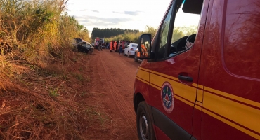 Motorista atropela cavaleiros durante cavalgada em Patos de Minas; dois animais morreram no local Motorista atropela cavaleiros durante cavalgada em Patos de Minas; dois animais morreram no local