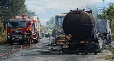 Colisão envolvendo cinco veículos na BR-365 deixa sete pessoas feridas Colisão envolvendo cinco veículos na BR-365 deixa sete pessoas feridas