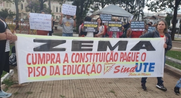 Auxiliares de serviço da rede estadual protestam em Patos de Minas contra baixos salários Auxiliares de serviço da rede estadual protestam em Patos de Minas contra baixos salários