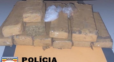 Coromandel - Polícia Militar Rodoviária apreende grande quantidade de drogas com motorista que fugiu de abordagem Coromandel - Polícia Militar Rodoviária apreende grande quantidade de drogas com motorista que fugiu de abordagem