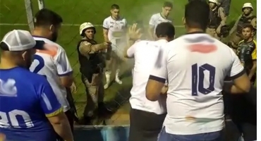 Torcedores inconformados com a derrota da URT ameaçam jogadores e são contidos pela Polícia Militar Torcedores inconformados com a derrota da URT ameaçam jogadores e são contidos pela Polícia Militar