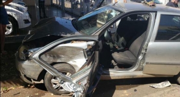 Condutora de automóvel avança sinal vermelho e provoca acidente no centro de Patos de Minas Condutora de automóvel avança sinal vermelho e provoca acidente no centro de Patos de Minas
