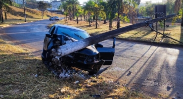 Patos de Minas - Motorista cochila ao volante e colide veículo contra poste de iluminação pública na avenida Fátima Porto Patos de Minas - Motorista cochila ao volante e colide veículo contra poste de iluminação pública na avenida Fátima Porto
