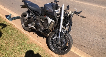 Motociclista não consegue frear e colide contra traseira de carro na avenida JK em Patos de Minas Motociclista não consegue frear e colide contra traseira de carro na avenida JK em Patos de Minas