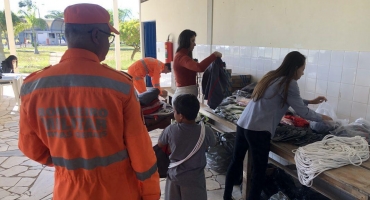 Projeto Bombeiro Mirim  em Patos de Minas entrega uniformes para os participantes