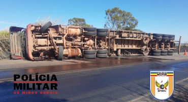 Motorista embriagado tomba caminhão trator e semirreboque na BR-354 no município de Rio Paranaíba Motorista embriagado tomba caminhão trator e semirreboque na BR-354 no município de Rio Paranaíba