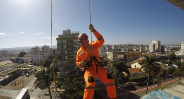 Patos de Minas - Corpo de Bombeiros realiza treinamento de salvamento em altura para operações complexas Patos de Minas - Corpo de Bombeiros realiza treinamento de salvamento em altura para operações complexas