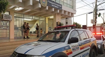 Pais são presos após bebê ser levado para o hospital com lesões graves Pais são presos após bebê ser levado para o hospital com lesões graves