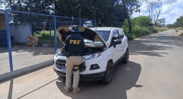 PRF apreende carro clonado e prende casal. O carro original foi roubado no Rio de Janeiro. PRF apreende carro clonado e prende casal. O carro original foi roubado no Rio de Janeiro.
