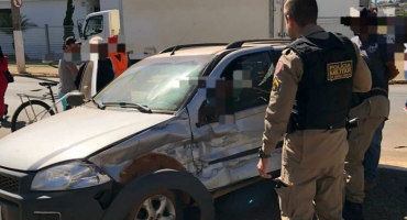 Carmo do Paranaíba – Acidente no centro da cidade deixa motorista inabilitada ferida Carmo do Paranaíba – Acidente no centro da cidade deixa motorista inabilitada ferida