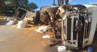 Lagoa Formosa - Motorista de 31 anos fica ferido após bitrem capotar na estrada de Limeira Lagoa Formosa - Motorista de 31 anos fica ferido após bitrem capotar na estrada de Limeira