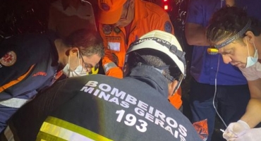 Bombeiros resgatam trabalhador que ficou preso em máquina agrícola na zona rural de Presidente Olegário Bombeiros resgatam trabalhador que ficou preso em máquina agrícola na zona rural de Presidente Olegário