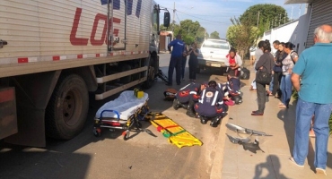 Patos de Minas - Caminhão avança parada obrigatória e deixa motociclista ferida Patos de Minas - Caminhão avança parada obrigatória e deixa motociclista ferida