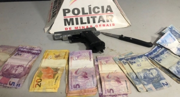 Patos de Minas - Indivíduos roubam comércio e suspeitos são presos minutos depois com faca e simulacro de pistola Patos de Minas - Indivíduos roubam comércio e suspeitos são presos minutos depois com faca e simulacro de pistola