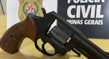 Homem é encaminhado para o presídio após ser detido com arma de fogo furtada em Patos de Minas Homem é encaminhado para o presídio após ser detido com arma de fogo furtada em Patos de Minas