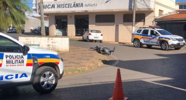 Motociclista fugindo da polícia sofre acidente em Patos de Minas Motociclista fugindo da polícia sofre acidente em Patos de Minas