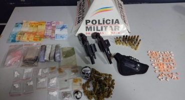 PM de Patos de Minas prende casal e apreende armas e grande quantidade de drogas PM de Patos de Minas prende casal e apreende armas e grande quantidade de drogas