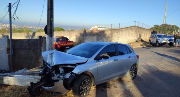Motorista colide veículo contra poste de iluminação pública e interdita trânsito em Patos de Minas Motorista colide veículo contra poste de iluminação pública e interdita trânsito em Patos de Minas