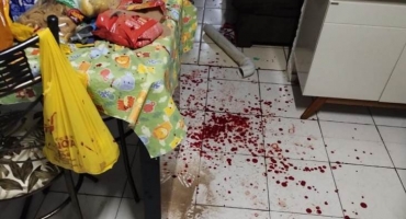 Homem diz que flagrou companheira mantendo relação sexual com amigo dele e promove quebradeira dentro de casa Homem diz que flagrou companheira mantendo relação sexual com amigo dele e promove quebradeira dentro de casa