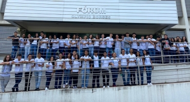Escola Estadual Nossa Senhora da Piedade realiza visita técnica ao Fórum Olímpio Borges em Patos de Minas