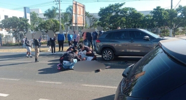 Casal em motocicleta fica ferido após colidir contra veículo na Avenida Marabá em Patos de Minas Casal em motocicleta fica ferido após colidir contra veículo na Avenida Marabá em Patos de Minas