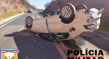 Mãe e filha ficam feridas em capotamento de veículo na LMG-740 no município de Presidente Olegário Mãe e filha ficam feridas em capotamento de veículo na LMG-740 no município de Presidente Olegário