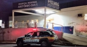 Tiros- Açougueiro é detido pela PM após tentar abater bovino com arma de fogo e acabar atingindo a esposa Tiros- Açougueiro é detido pela PM após tentar abater bovino com arma de fogo e acabar atingindo a esposa