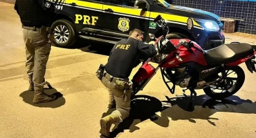 Polícia Rodoviária Federal recupera motocicleta furtada em São Paulo durante abordagem de ônibus na BR-365 Polícia Rodoviária Federal recupera motocicleta furtada em São Paulo durante abordagem de ônibus na BR-365