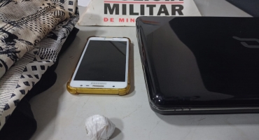 Homem é preso em motel com a namorada e a mãe dela; após cometer furto na empresa da ex patroa para usar drogas Homem é preso em motel com a namorada e a mãe dela; após cometer furto na empresa da ex patroa para usar drogas