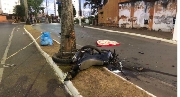 Motociclista de 33 anos morre ao colidir veículo contra coqueiro na Avenida Paracatu em Patos de Minas Motociclista de 33 anos morre ao colidir veículo contra coqueiro na Avenida Paracatu em Patos de Minas