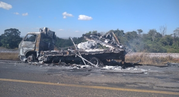 Caminhão baú fica destruído durante incêndio na BR-365 no município de Patrocínio Caminhão baú fica destruído durante incêndio na BR-365 no município de Patrocínio