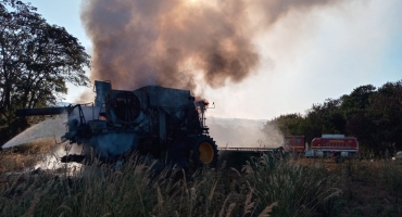 Colheitadeira fica destruída após pegar fogo em fazenda na zona rural de Patos de Minas Colheitadeira fica destruída após pegar fogo em fazenda na zona rural de Patos de Minas