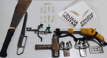 Após denúncia de importunação sexual; rapaz é preso com armas de fabricação caseira e pedras de crack Após denúncia de importunação sexual; rapaz é preso com armas de fabricação caseira e pedras de crack